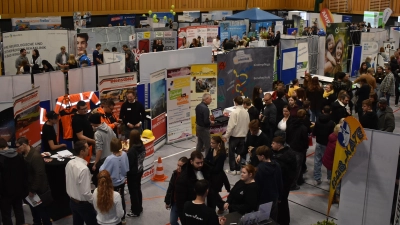 Gut besucht war wieder die Ausbildungsplatzbörse in Neustadt. Diese fand in der generalsanierten Markgrafenhalle, aber auch im Berufsschulzentrum statt. (Foto: Ute Niephaus )