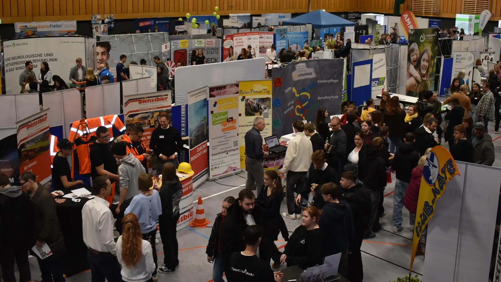 Gut besucht war wieder die Ausbildungsplatzbörse in Neustadt. Diese fand in der generalsanierten Markgrafenhalle, aber auch im Berufsschulzentrum statt. (Foto: Ute Niephaus )