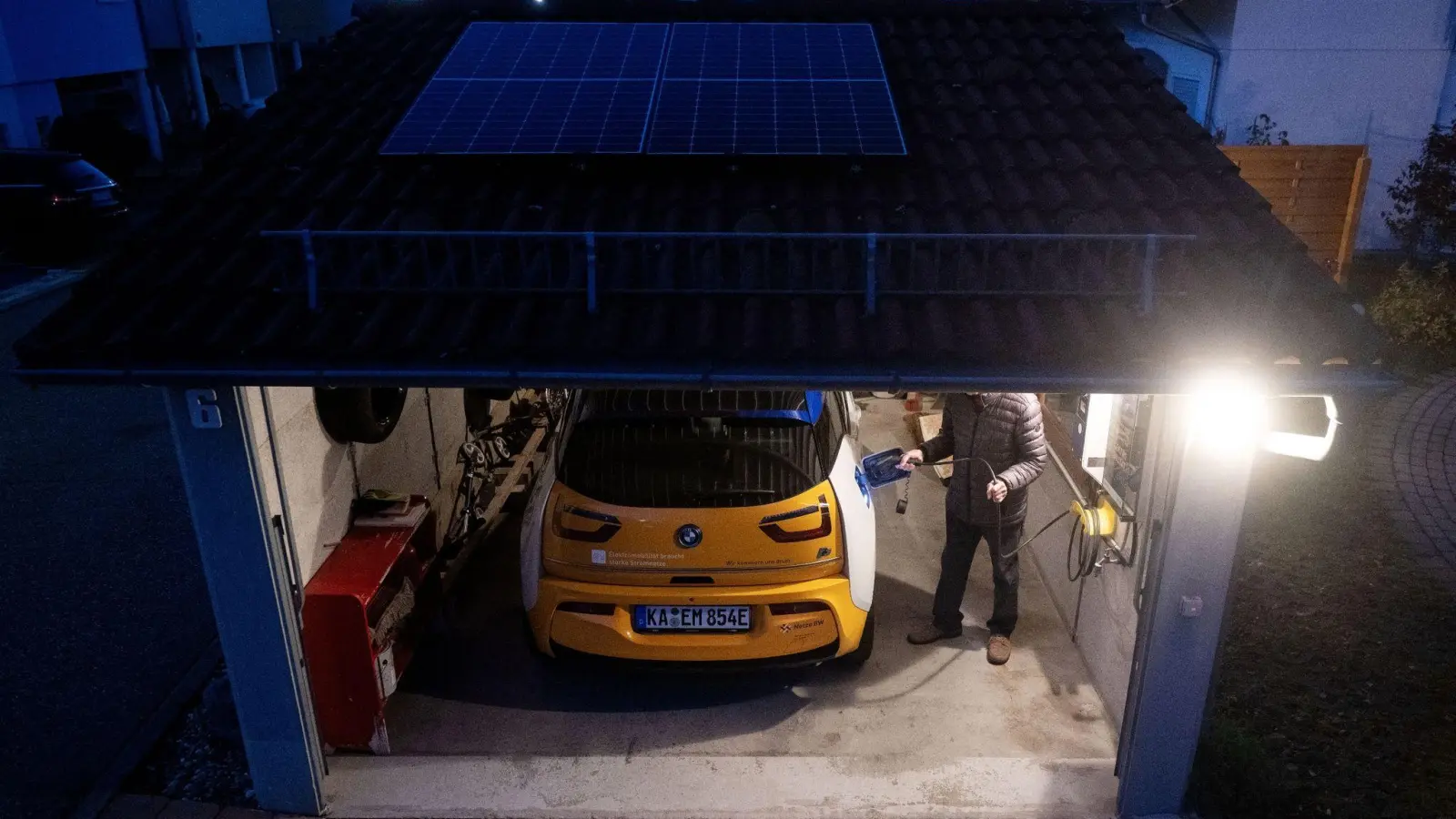 Mit dem neuen Programm wird der Kauf und die Installation einer Ladestation für Elektroautos in Kombination mit einer Photovoltaikanlage und einem Solarstromspeicher gefördert. (Foto: Marijan Murat/dpa)