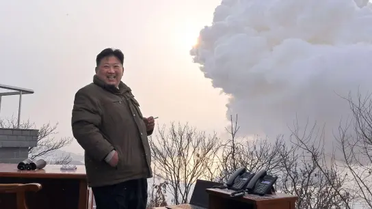 Eine Aufnahme der staatlichen nordkoreanischen Nachrichtenagentur KCNA zeigt Kim Jong Un während eines Raketenantrieb-Tests. (Foto: kcna/dpa)