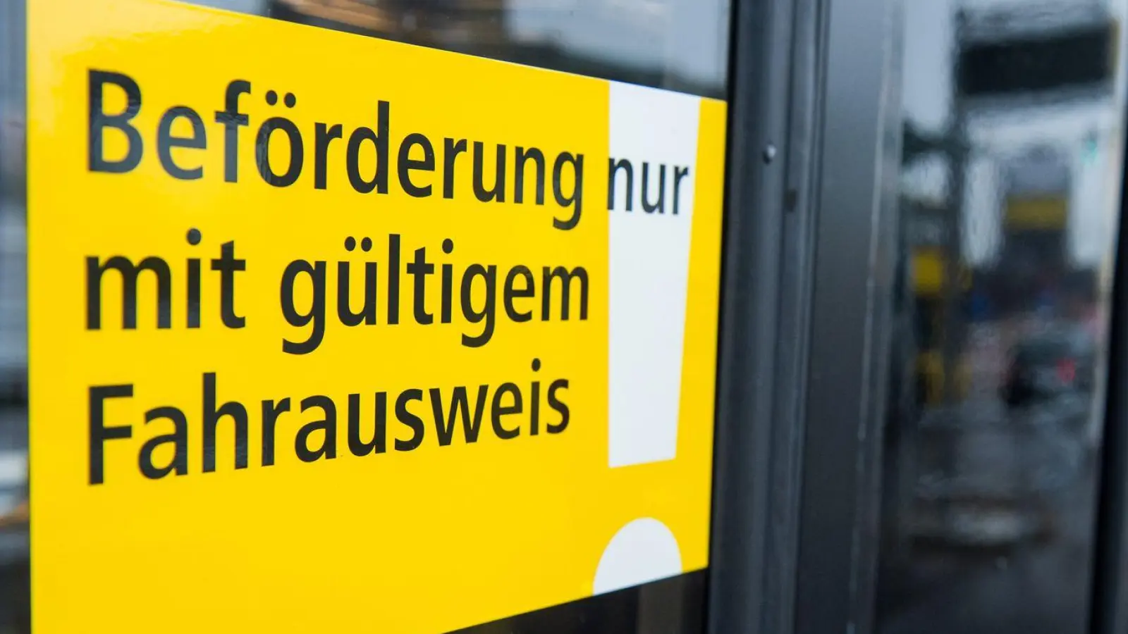 Bislang ist das Fahren ohne gültigen Fahrschein eine Straftat. (Archivbild)  (Foto: Lukas Schulze/dpa)