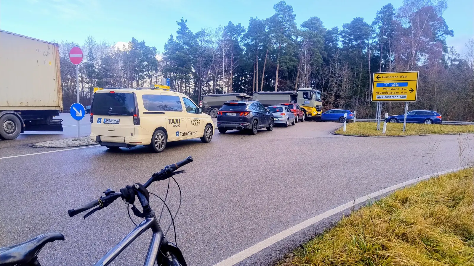 An der stark befahrenen Westabfahrt der Bundesstraße wird der neue Radweg nach Heilsbronn geführt. Eine Ampelanlage soll den Knoten für Radfahrende und Autofahrende sicherer machen.  (Foto: Eckard Dürr)