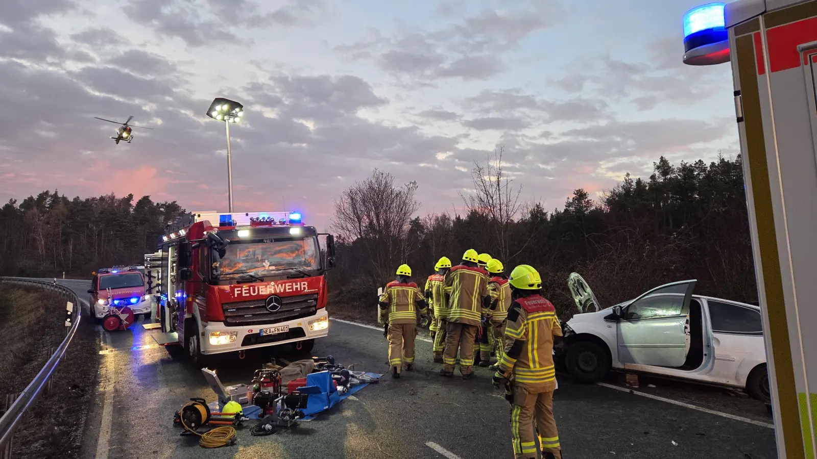 Am Chausseehaus in Neustadt geriet ein Auto durch die morgendliche Glätte ins Schleudern. (Foto: Rainer Weiskirchen, Feuerwehr Neustadt/Aisch)