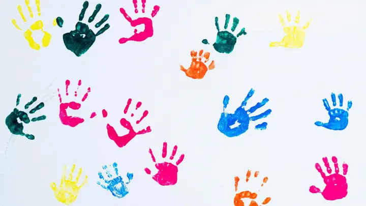 Links ist da, wo der Daumen rechts ist - halten Kinder ihre Hände ausgestreckt vor sich hin und spreizen den Daumen ab, kann ihnen das helfen, rechts und links auseinanderzuhalten. (Foto: Julian Stratenschulte/dpa/dpa-tmn)