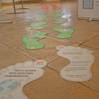 Frage für Frage arbeiten sich die Besucherinnen und Besucher durch die Ausstellung und lernen dabei, was sie selbst dazu beitragen können, um die Ressourcen der Erde nicht über Gebühr zu belasten. (Foto: Stadt Ansbach/Anne Ziegler)