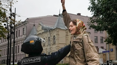 Eine Demonstrantin protestiert in Moskau gegen die Teilmobilisierung wegen des Angriffskriegs gegen die Ukraine. (Foto: Uncredited/AP/dpa)