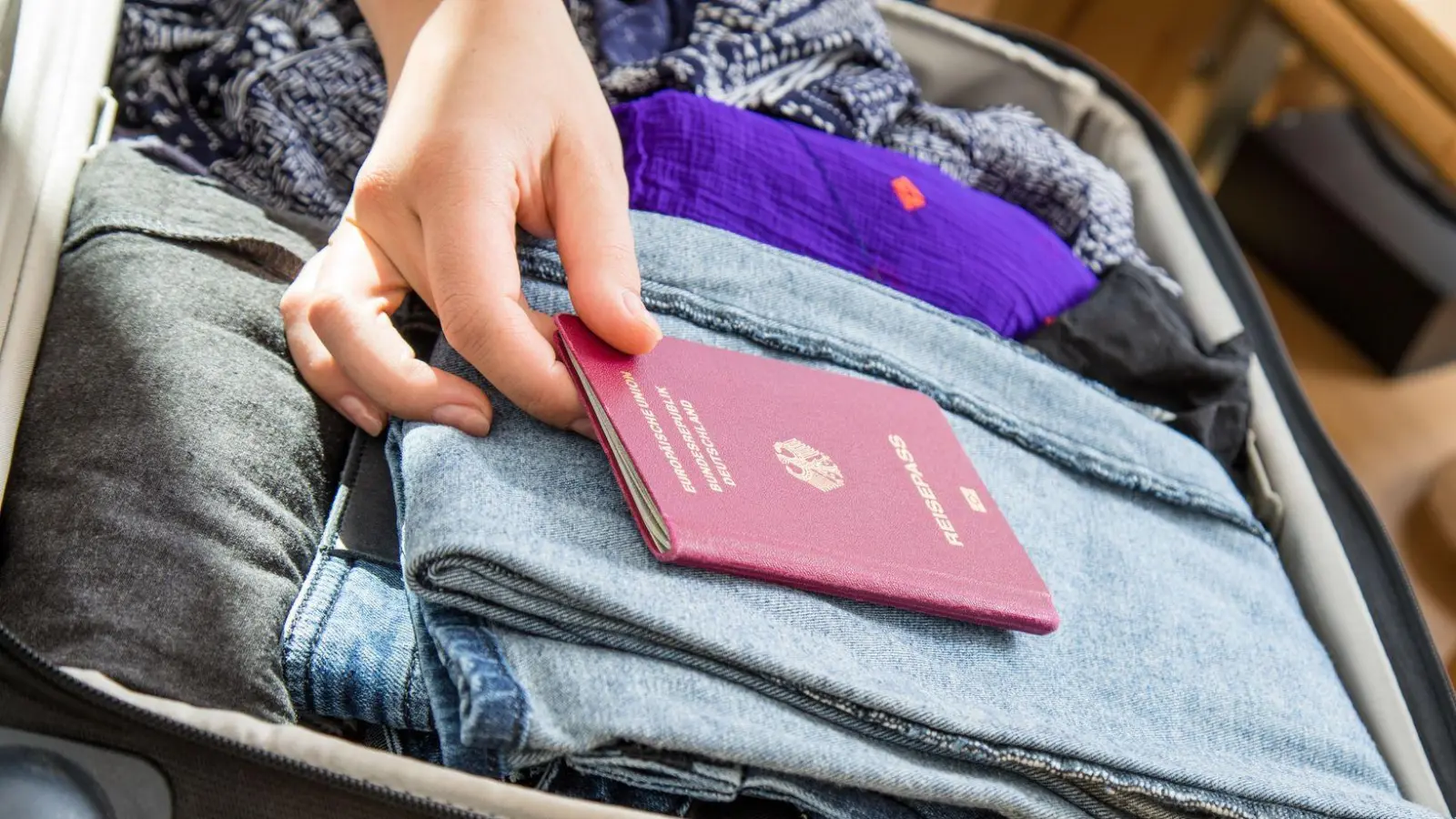 Reise schon vor Monaten gebucht? Reisende sollten sich informiert halten, ob sich die Einreisebestimmungen inzwischen geändert haben. (Foto: Christin Klose/dpa-tmn)