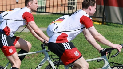 Immer Seite an Seite, auch auf der Fahrt zum Training. Manuel Neuer (l) und Jonas Urbig.   (Foto: Jan Woitas/dpa)