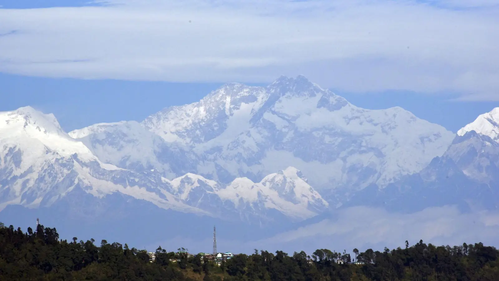 Schnee liegt auf dem Gipfel des Kangchendzönga. Der bekannte Bergsteiger Luis Stitzinger wurde dort tot gefunden. (Foto: Indranil Aditya/NurPhoto via ZUMA Press/dpa)