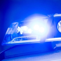 Die Polizei wurde nachts wegen der Leiche auf dem Parkplatz informiert. (Symbolbild) (Foto: Lino Mirgeler/dpa)