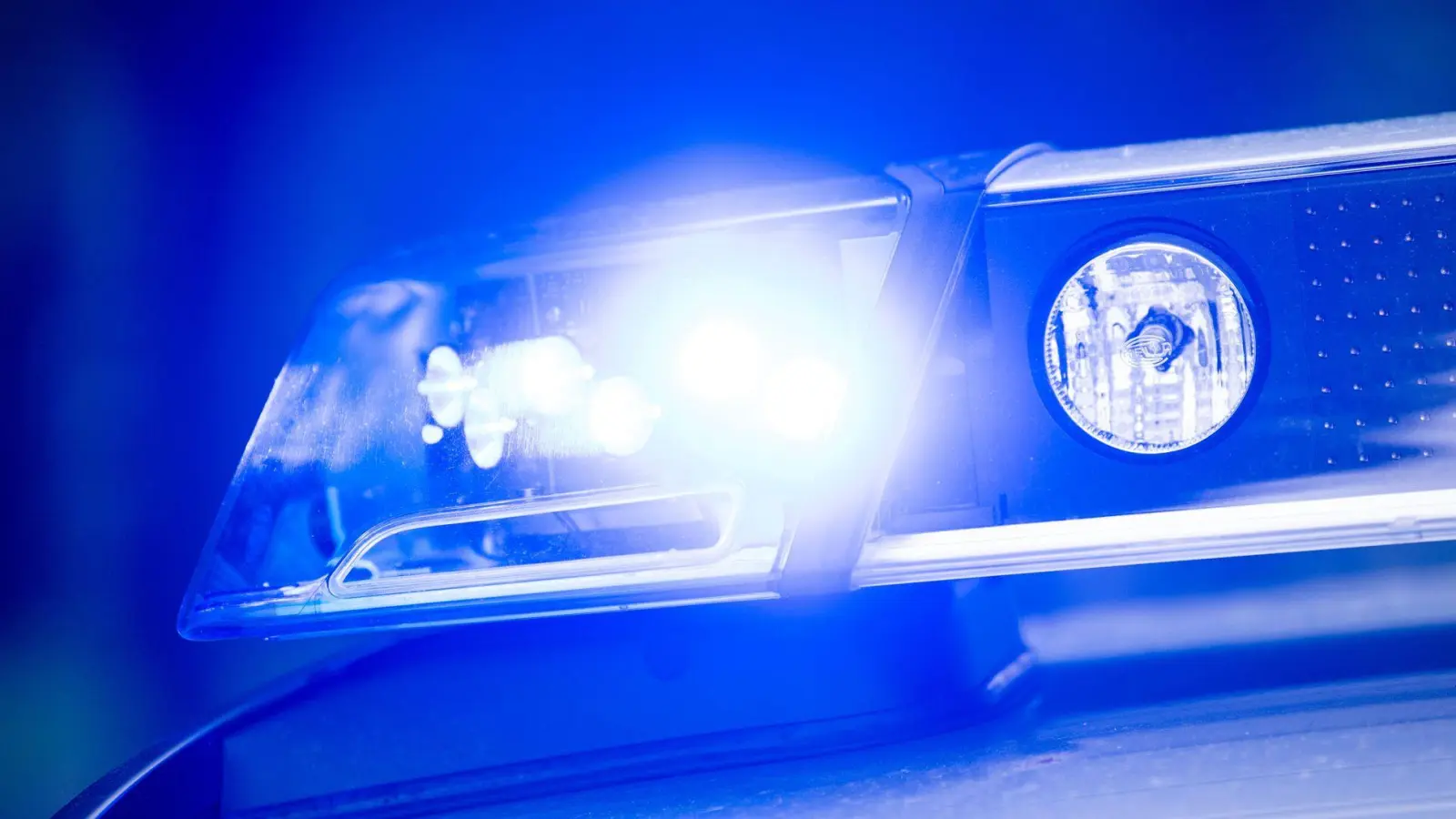 Die Polizei wurde nachts wegen der Leiche auf dem Parkplatz informiert. (Symbolbild) (Foto: Lino Mirgeler/dpa)
