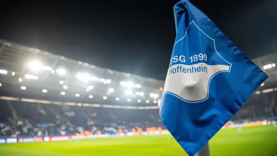Eine Eckfahne mit dem Logo der TSG 1899 Hoffenheim steht im Stadion. (Foto: Sebastian Gollnow/dpa)
