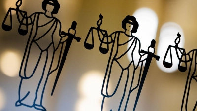 Die Justitia ist an einer Scheibe am Eingang zum Oberlandesgericht zu sehen. (Foto: Rolf Vennenbernd/dpa/Symbolbild)