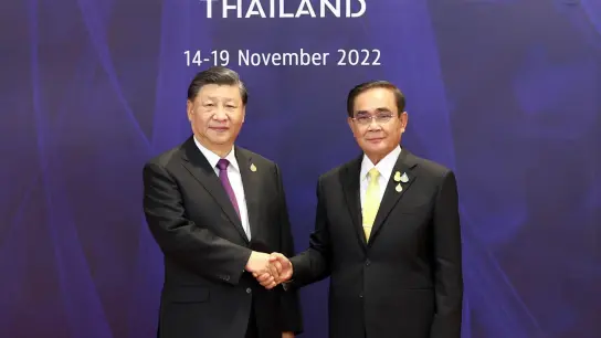 Thailands Premierminister Prayut Chan-o-cha empfängt den chinesischen Präsidenten Xi Jinping in Bangkok. (Foto: Ding Haitao/XinHua/dpa)