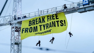 Aktivisten seilen sich von einem Kran in der Nähe der Münchner Sicherheitskonferenz ab. (Foto: Kay Nietfeld/dpa)