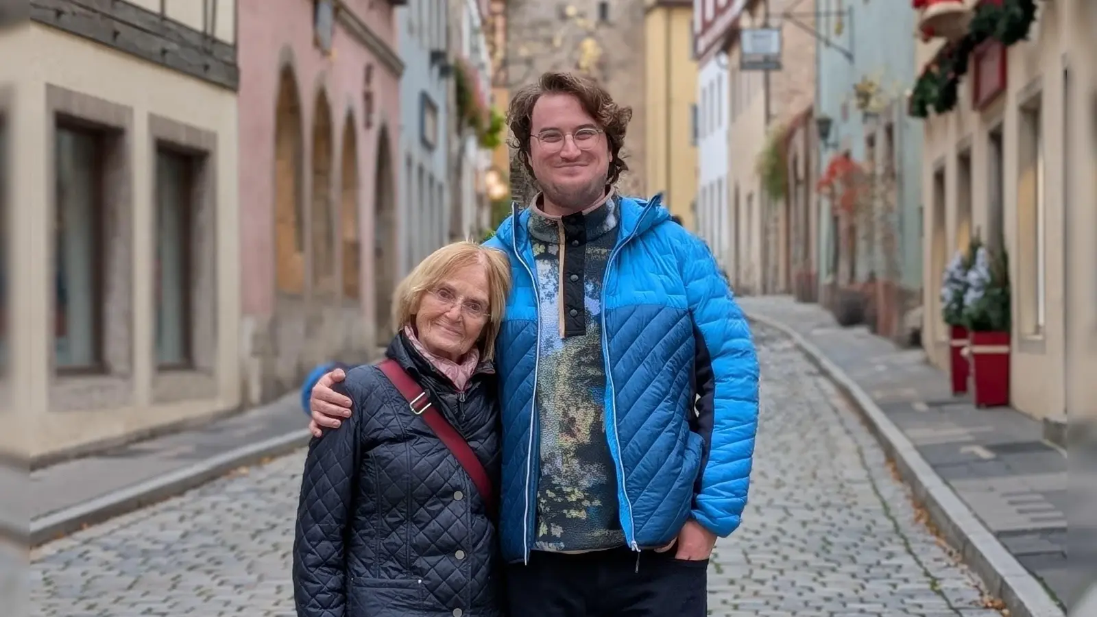 Alexander Müller mit seiner Oma Barbara Winkler bei einem Spaziergang durch die Altstadt: Die beiden sind nicht nur familiär verbunden, sondern auch durch ein außergewöhnliches Filmprojekt. (Foto: Dieter Müller)