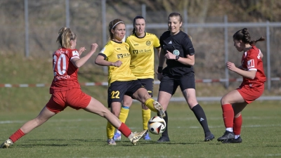 In der Saison 2024/25 verloren die Weinbergerinnen (hier noch mit Leonie Haberäcker beim Schussversuch) die Zweitliga-Heimpartie gegen den SC Freiburg II (links Victoria Wunderlich) mit 0:2. (Foto: Martin Rügner)