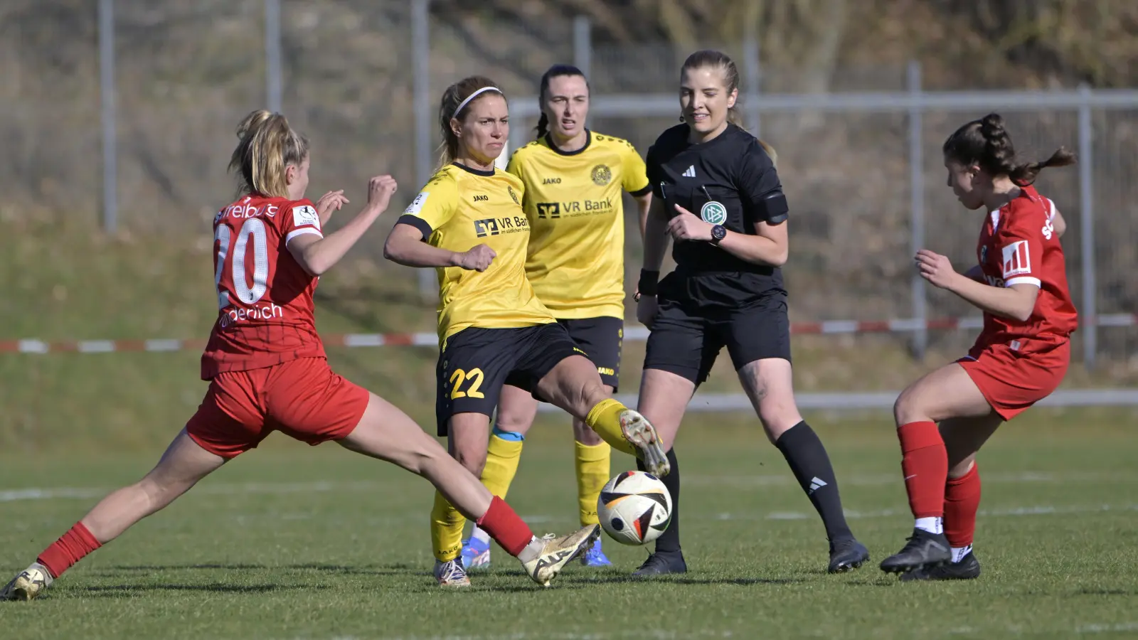 In der Saison 2024/25 verloren die Weinbergerinnen (hier noch mit Leonie Haberäcker beim Schussversuch) die Zweitliga-Heimpartie gegen den SC Freiburg II (links Victoria Wunderlich) mit 0:2. (Foto: Martin Rügner)