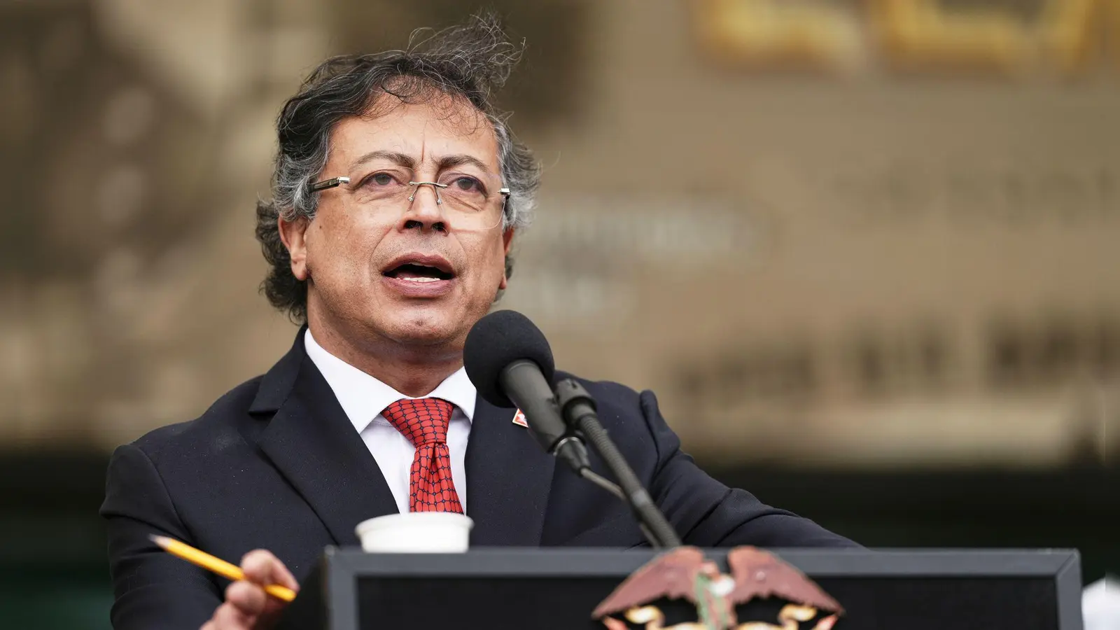 Kolumbiens Präsident Gustavo Petro wirft den USA vor, in kolumbianischen Gewässern einen Unschuldigen getötet zu haben. (Archivbild) (Foto: Ivan Valencia/AP/dpa)