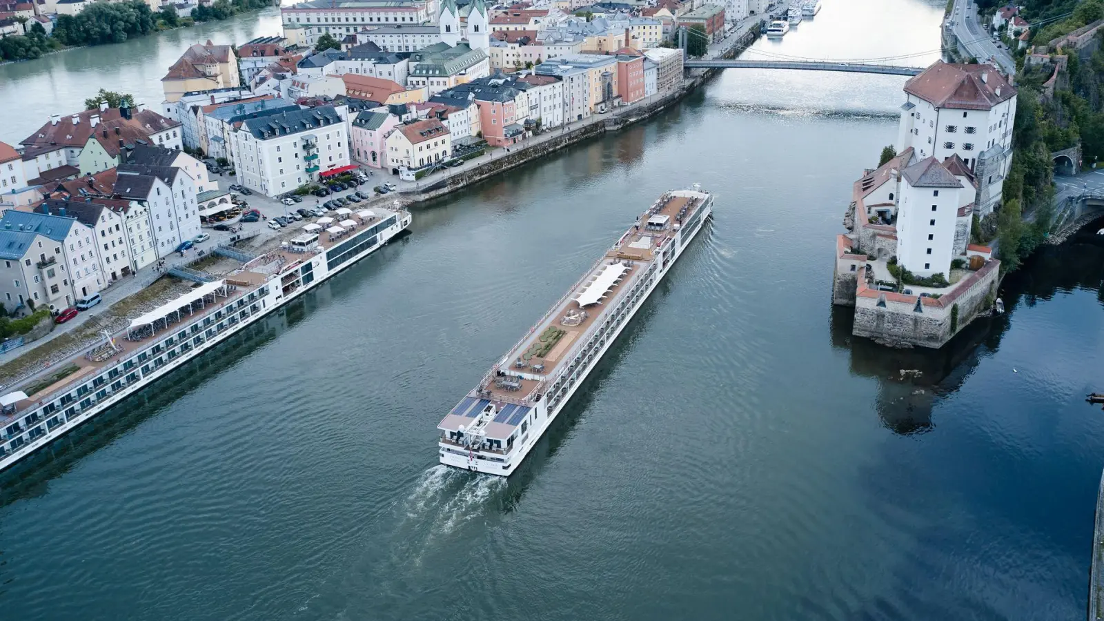 Flussschiff auf der Donau in Passau: Meist sind die Anlegestellen zentral gelegen - ideal für Erkundungen in den Städten. (Foto: Tobias Köhler/dpa/dpa-tmn)