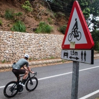 Neue Regeln für Radreisen in Spanien – ab Oktober heißt es außerhalb von Ortschaften: Helmpflicht auf dem Fahrrad. (Foto: Clara Margais/dpa/dpa-tmn)