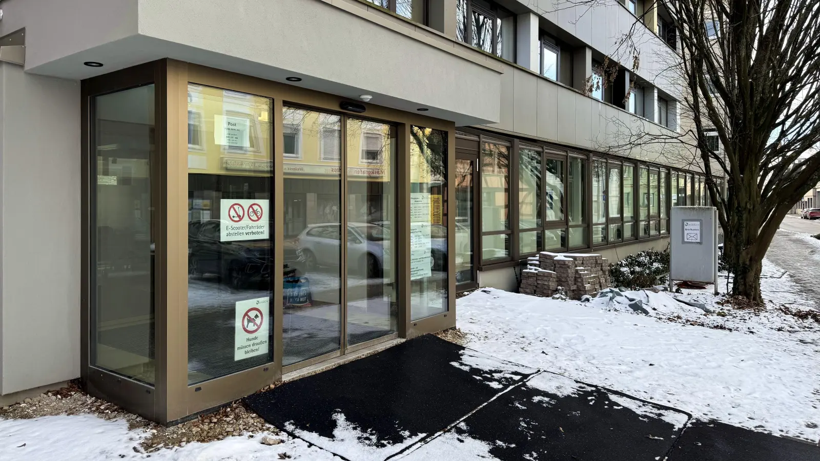 Führerscheinstelle und Kfz-Zulassungsstelle sind umgezogen: So heißt es im Moment noch am Eingang des Verwaltungsgebäudes in der Nürnberger Straße. Das soll aber bald ein Ende haben. (Foto: Oliver Herbst)