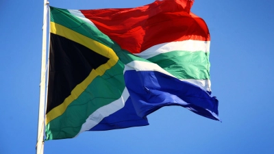 Eine südafrikanische Flagge: Auf dem Weg in den Kruger-Nationalpark wurde ein Tourist aus Deutschland überfallen und getötet. (Foto: Steffen Trumpf/dpa)