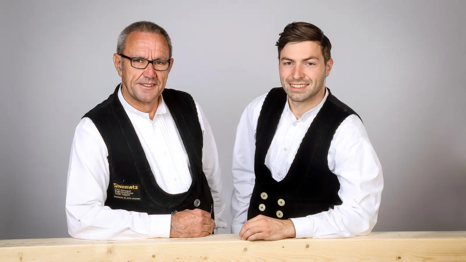 Sie sind die Köpfe der Zimmerei Steinmetz in Rudolzhofen: die Geschäftsführer Günter (links) und Christoph Steinmetz. (Foto: Zimmerei Steinmetz/Yvonne Kessler)