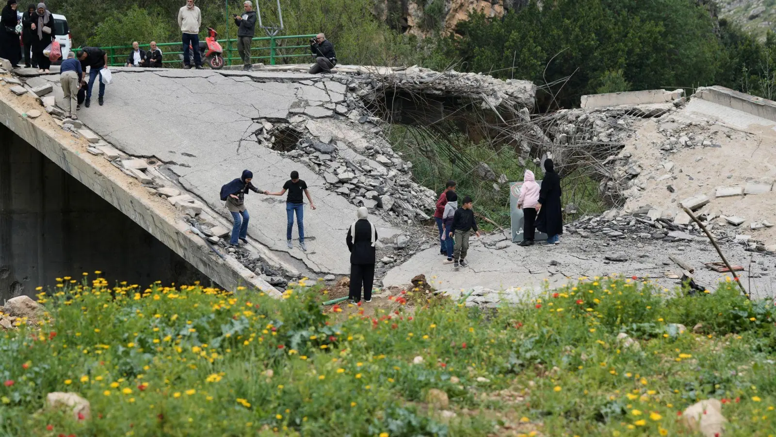 Israel hat im Südlibanon auch Straßen und Brücken zerstört. (Archivbild) (Foto: Bilal Hussein/AP/dpa)