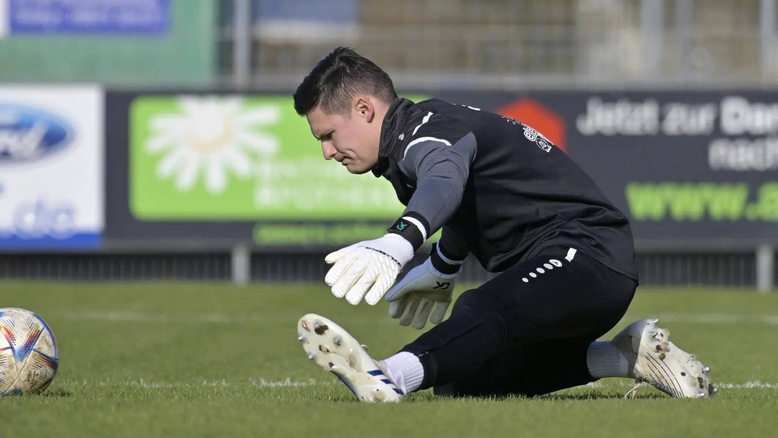 Hielt, was zu halten war: Sebastian Heid bewahrte die SpVgg Ansbach am Freitag in Illertissen besonders in der Schlussphase vor einer höheren Niederlage. (Foto: Martin Rügner)