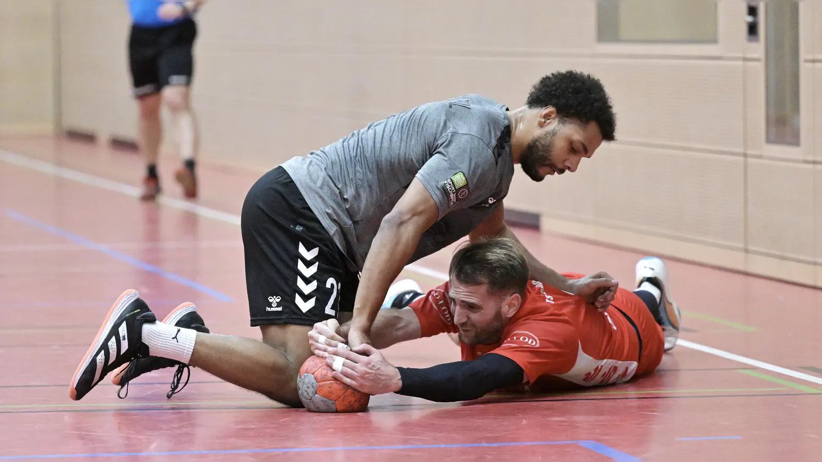 Rothenburg am Boden: Gabriel Gluhak (unten) mit dem Roßtaler Marcel Cisse (hier im Hinspiel). (Foto: Martin Rügner)