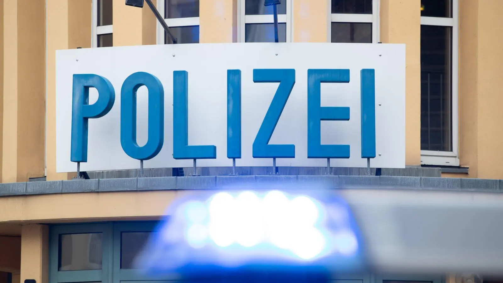 Die Polizei nahm die Obdachlose in Ansbach in Gewahrsam. (Symbolbild: Friso Gentsch/dpa)