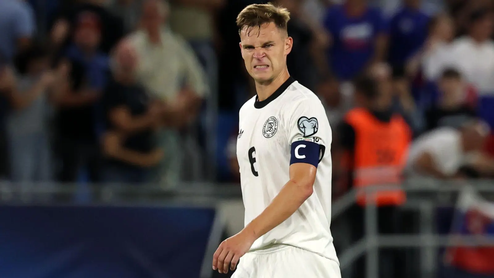 Die Miene sagt alles: Kapitän Joshua Kimmich nach dem Schlusspfiff. (Foto: Christian Charisius/dpa)