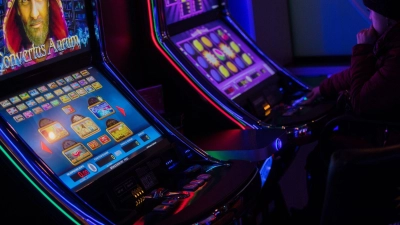 Der Nervenkitzel als Falle: Das Gehirn reagiert auf Gewinnmomente mit einer Ausschüttung von Glückshormonen, die zur Sucht führen kann. (Foto: Rolf Vennenbernd/dpa/dpa-tmn)