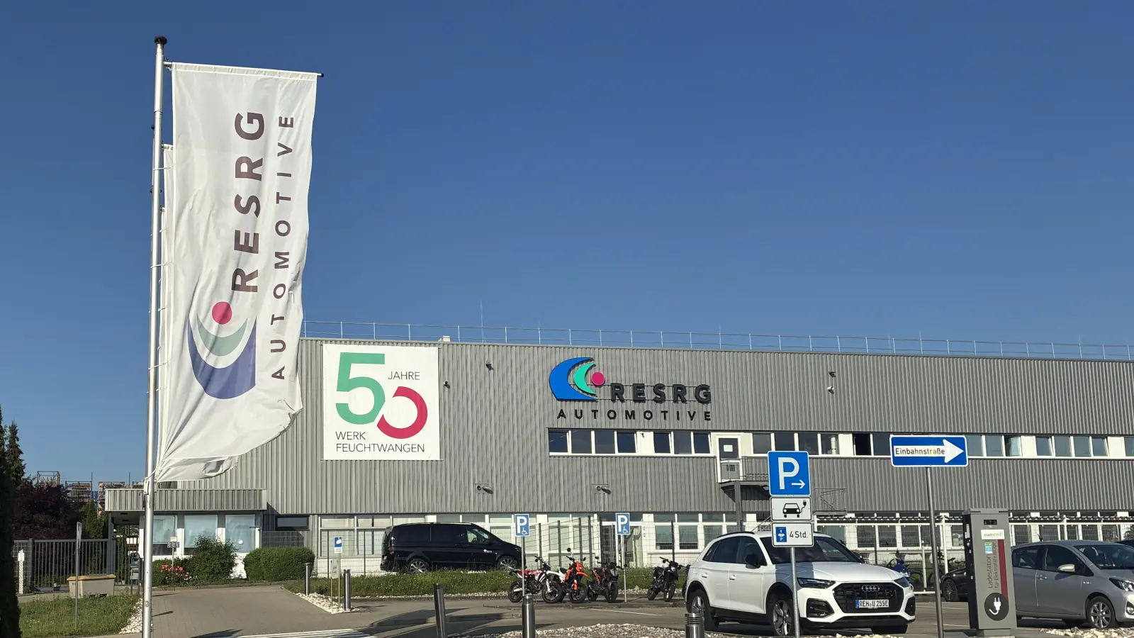 Durch den Zusammenschluss von REHAU Automotive und SRG Global entstand 2025 in Feuchtwangen der größte Standort des Unternehmens RESRG Automotive. Kunststoffbauteile für Automobile werden am Produktionsstandort aber bereits seit nunmehr 50 Jahren hergestellt. (Foto: RESRG Automotive SE & Co. KG)