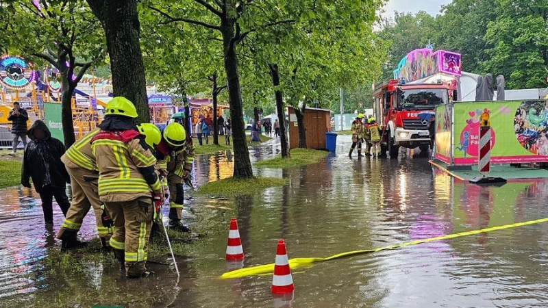 Auch das Kirchweih-Areal am Neustädter Festplatz blieb von den Wassermassen nicht verschont. (Foto: Feuerwehr Neustadt)