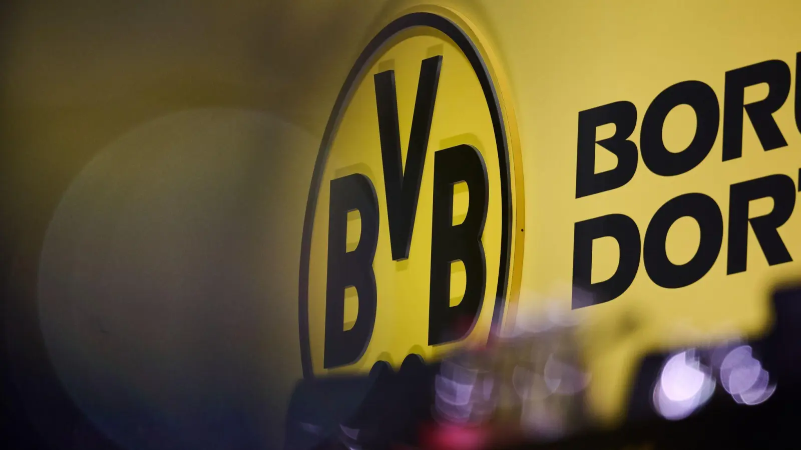 Der BVB hat im Zusammenhang mit Missbrauchsvorwürfen gegen einen Ex-Mitarbeiter neue Erkenntnisse kommuniziert. (Foto: Bernd Thissen/dpa)
