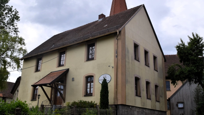 Das Dorfgemeinschaftshaus in Custenlohr soll saniert werden. Zuvor muss das Gebäude jedoch stabilisiert werden, um Setzungen zu vermeiden. (Foto: Gerhard Krämer)