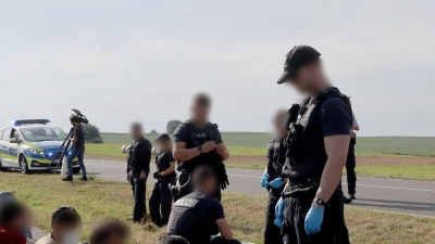 Eine Gruppe von 18 Männern und einer Frau, nach eigenen Angaben aus Syrien, wird nach einem Bürgerhinweis von der Bundespolizei in der Nähe der polnischen Grenze aufgegriffen. (Foto: Bernd Wüstneck/dpa)
