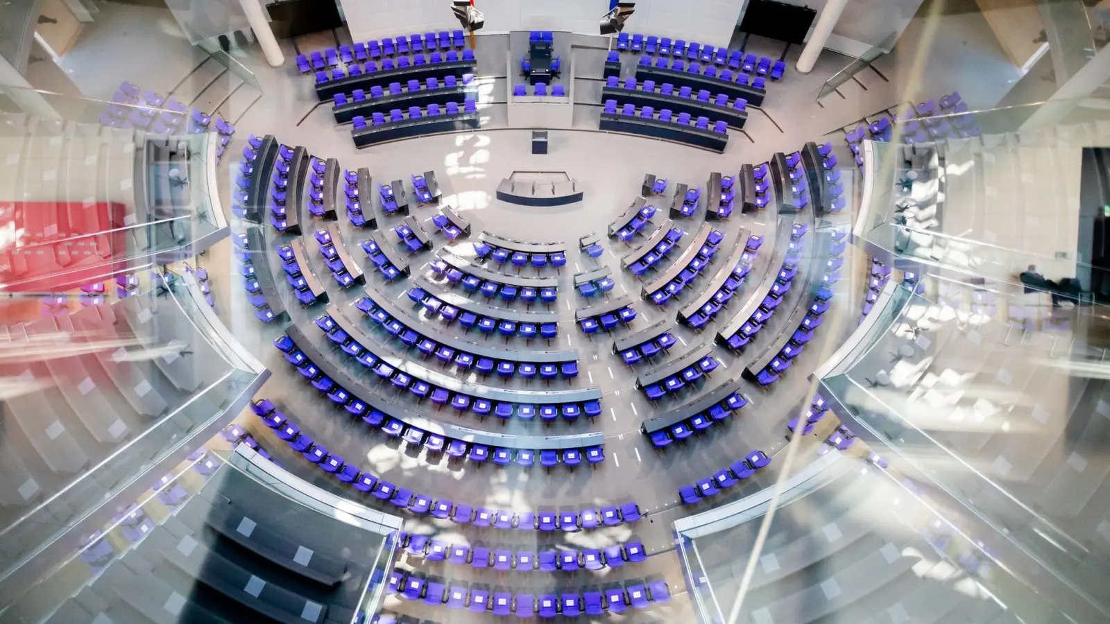 Der leere Plenarsaal des Deutschen Bundestages. (Foto: Christoph Soeder/dpa)