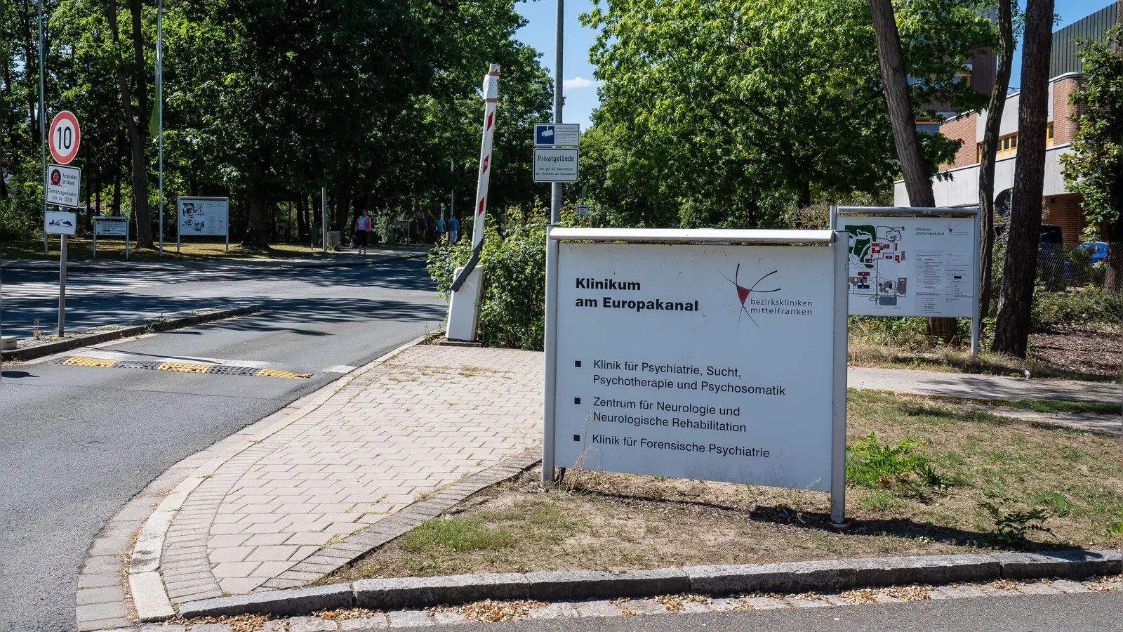 Seit dem Jahr 2018 wurde der Ansbacher Amokläufer am Bezirksklinikum am Europakanal in Erlangen behandelt. Dessen Ärzte sahen zuletzt große Fortschritte in seiner Therapie.  (Foto: NEWS5 / Ferdinand Merzbach)