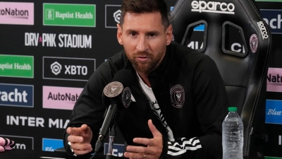 Miamis Lionel Messi beantwortet eine Frage während einer Pressekonferenz. (Foto: Marta Lavandier/AP/dpa)