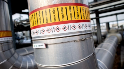 Rohre mit der Aufschrift „Erdgas trocken“ an einer technischen Anlage zur Verdichtung von Erdgas. (Foto: Hauke-Christian Dittrich/dpa)