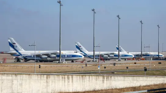 Drei Frachtflugzeuge der russischen Volga-Dnepr-Gruppe stehen Ende Februar am Flughafen Leipzig/Halle. (Foto: Jan Woitas/dpa-Zentralbild/dpa)