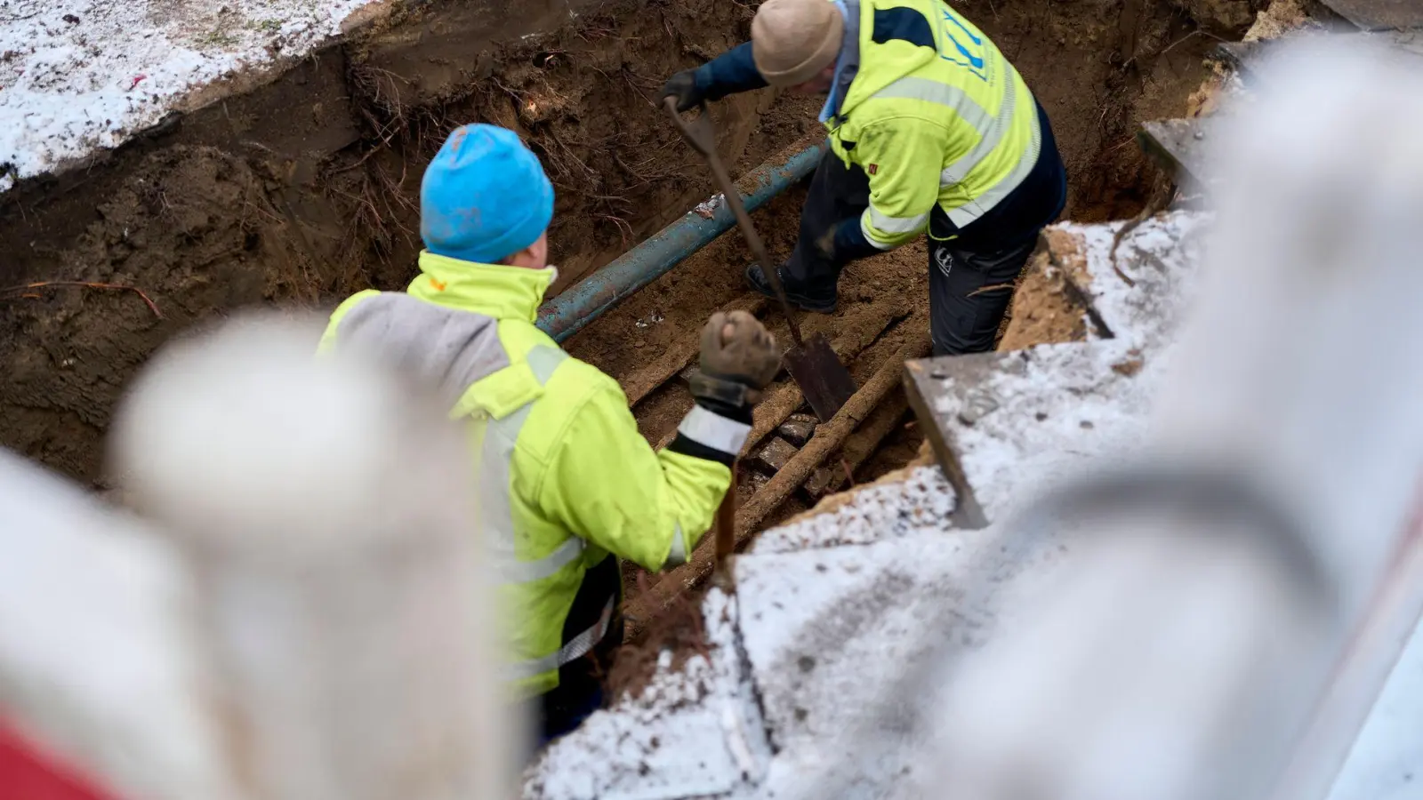 Mit Ersatzleitungen konnten einige Haushalte wieder ans Stromnetz angeschlossen werden, rund 35.000 müssen aber wohl bis Donnerstag Geduld haben.  (Foto: Michael Ukas/dpa)