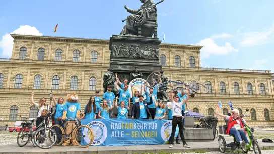 Aktivisten und Unterstützer des Volksbegehrens „Radentscheid Bayern“ stehen am Max-Joseph-Platz für ein Gruppenfoto zusammen. (Foto: 7 Tobias Hase/dpa)