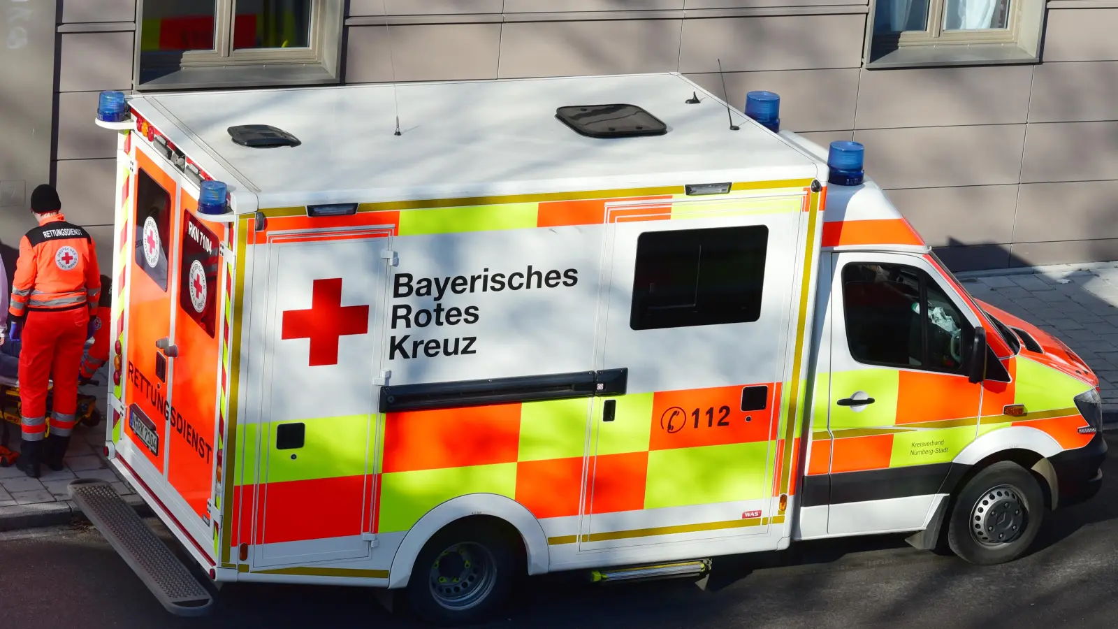 Nach einem Betriebsunfall wurde ein Mitarbeiter einer Zimmerei in Burghaslach ins Krankenhaus gebracht. (Symbolbild: Jim Albright)