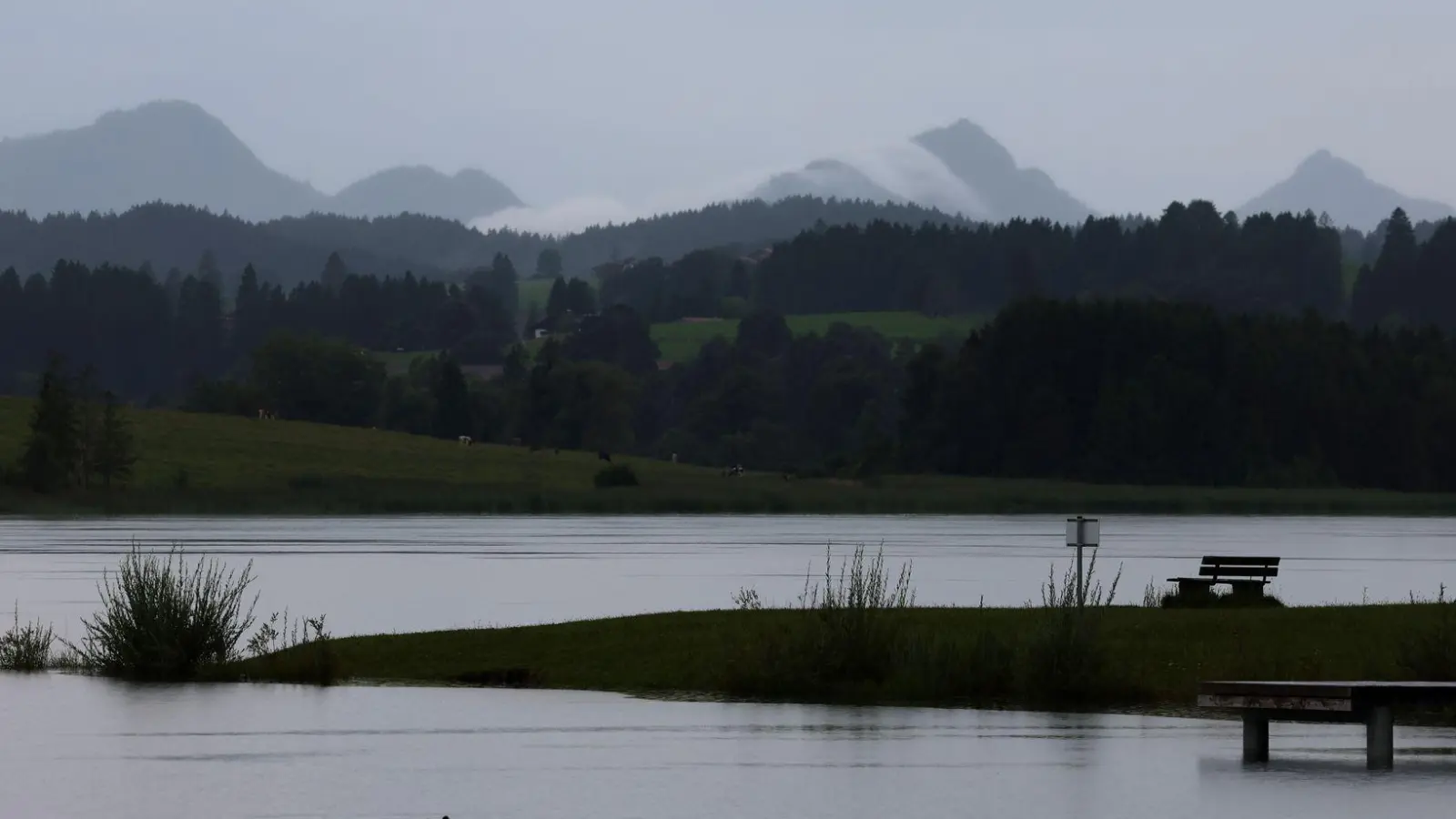 Aus Südwesten zieht Regen nach Bayern. (Archivbild) (Foto: Karl-Josef Hildenbrand/dpa)