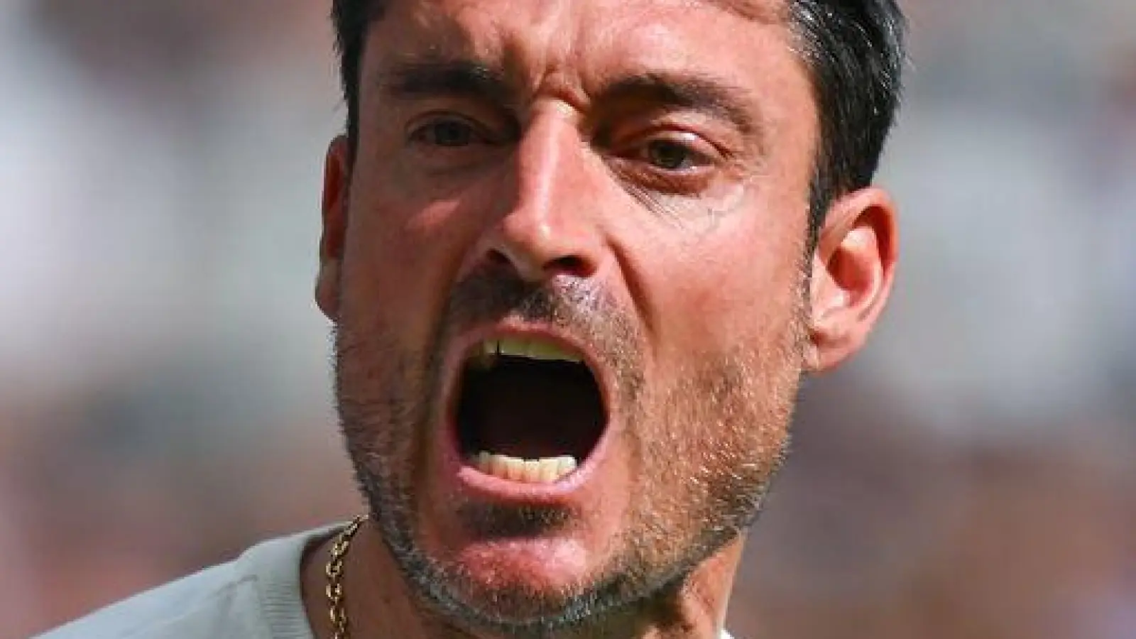 Frankfurts Coach Albert Riera steht nach der Niederlage gegen den Hamburger SV unter Druck. (Foto: Florian Wiegand/dpa)