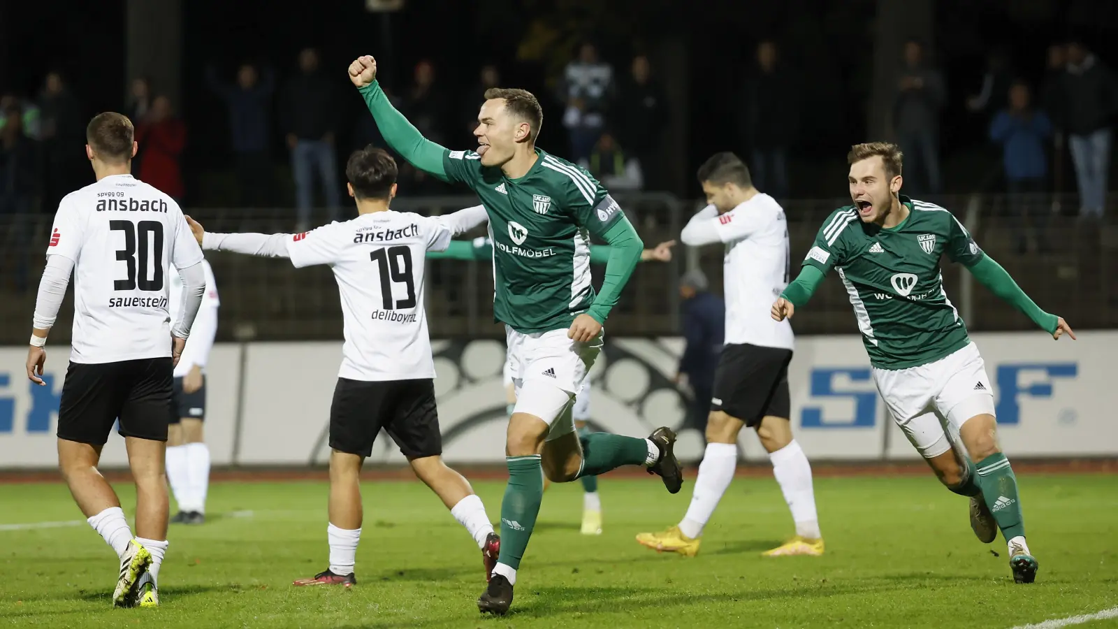 Nach nur sechs Minuten durfte Schweinfurt schon jubeln: Marc Hänschke (vorne) hatte das 1:0 erzielt. (Foto: Wolfgang Zink/Heiko Becker)